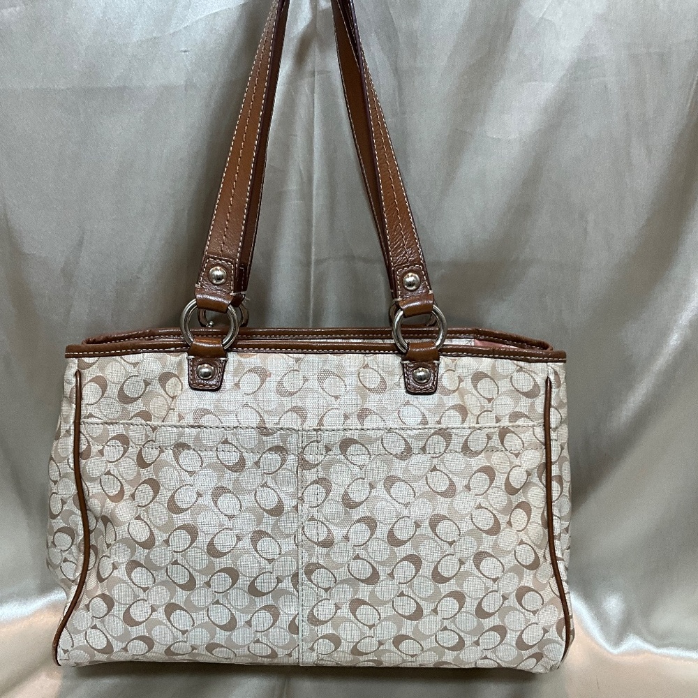 Coach shoulder bag with signature print.  Zipper closure.   14-H4Ba - Picture 3 of 9